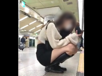 【盗撮動画】タイトなミニスカでしゃがんで電車待ち。育ちの悪いSSS級美女の美脚視姦映像の画像