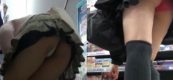 買い物しているミニスカ女子達のムチムチ太ももとパンチラを逆さ撮り！の画像