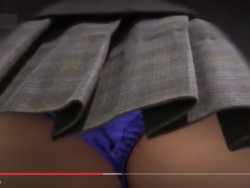 【盗撮動画】「現役JKがこんなエロいパンティ穿いちゃダメでしょ❤」逆さ撮りしたらブルーサテンの下着で大興奮✨の画像