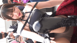 美女コスプレイヤーが立ち上がる一瞬の隙をカメラは逃さなかった！スト越しに見える見える…の画像