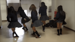 【パンチラ】キレキレの踊りを披露するも舞い上がったスカートの中にしか視線が行かない動画wwwの画像