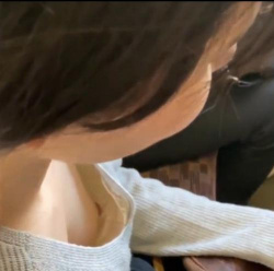 座っている可愛い貧乳女子のブラチラ・胸チラ・乳首を隠し撮り！の画像