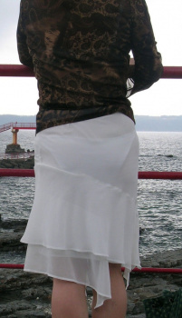女友達の白スカートが透けて、パンティ―が丸わかりだった！！パンティライン透け画像26枚の画像