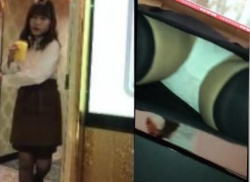 カラオケボックス女性店員のパンチラを逆さ撮り盗撮する変態客の画像