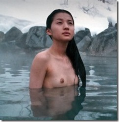 女優の芦名星の露天風呂のヌードシーンの乳首がエロいセクシーGIFｗｗｗの画像