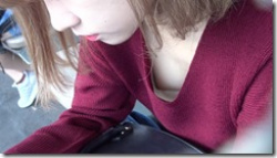 ベンチに座って電車を待ってるお姉さんの胸元がゆる過ぎて乳首まで見えちゃってるｗｗｗの画像
