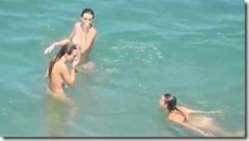 ヌーディストビーチで隠し撮りされた、娘2人と母親のエロGIFｗｗｗの画像