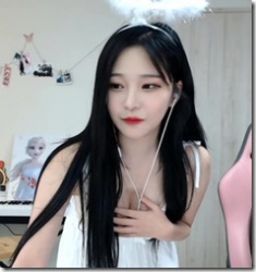 韓国の可愛い女の子がライブ配信で乳輪ちらりさせてるセクシーGIFｗｗｗの画像